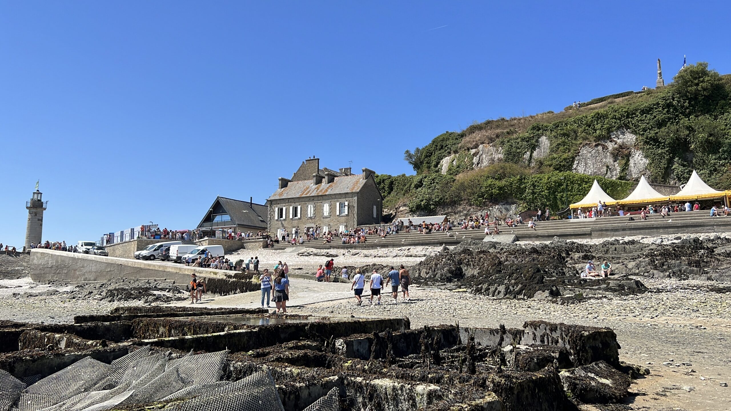 Allevamenti di ostriche sotto il mercato a Cancale