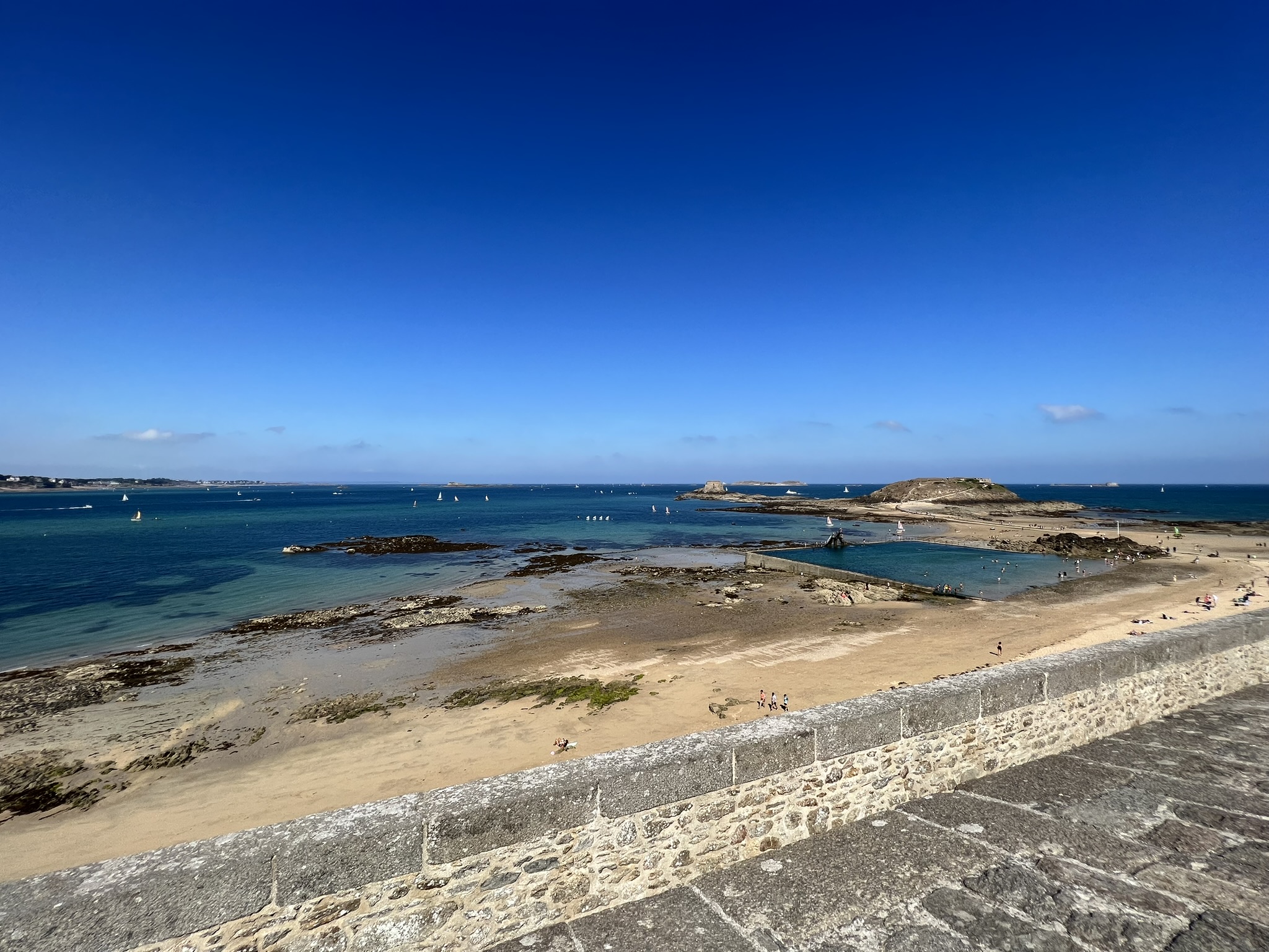 Camminata tra le mura di Saint Malo con vista sulla piscina naturale