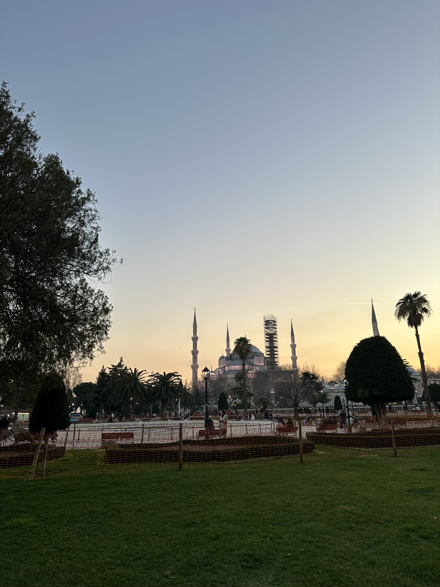 Moschea Blu al tramonto con le prime luci che si accendono