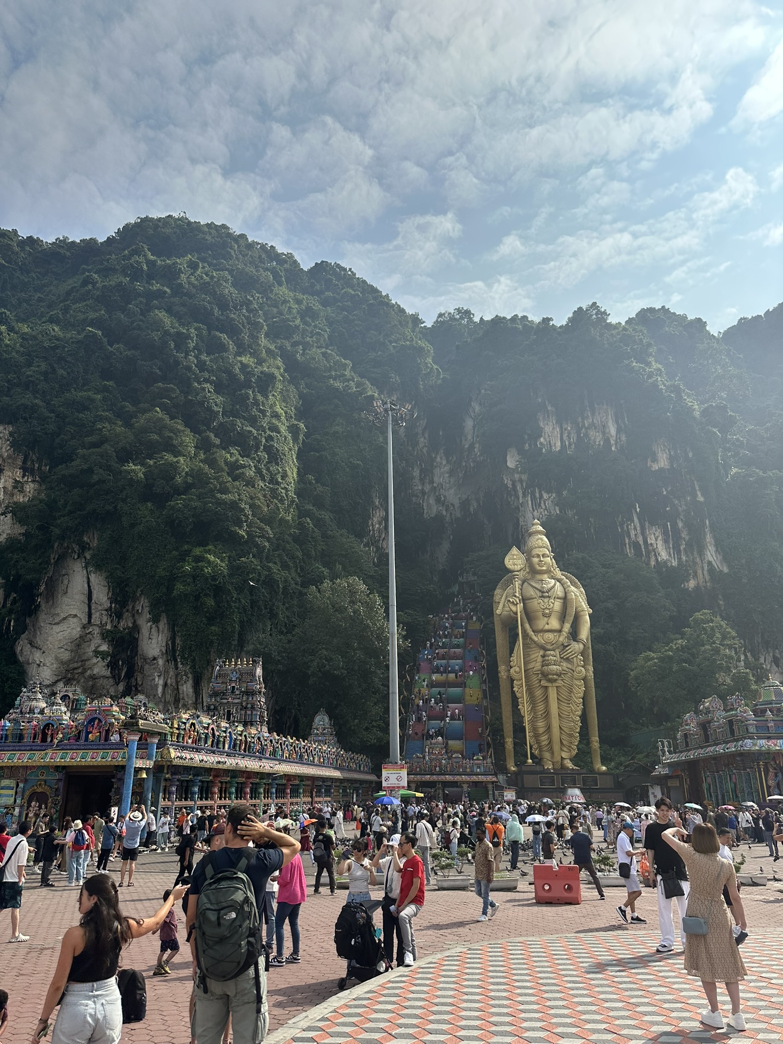 Gli scalini colorati delle Batu Caves a Kuala Lumpur