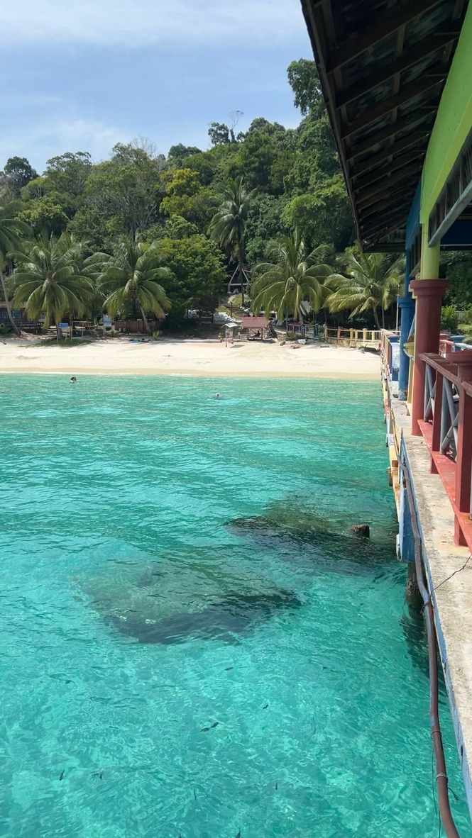 La spiaggia di Perhentian Besar con il resort e il mare turchese