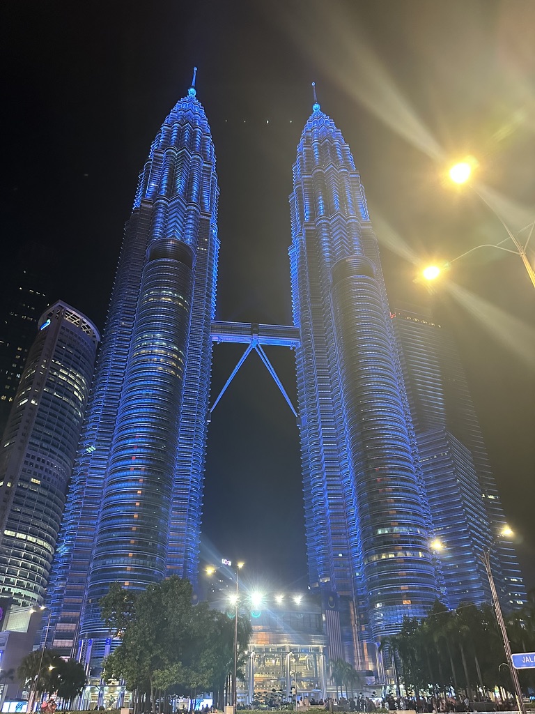 Le Petronas Towers di notte a Kuala Lumpur