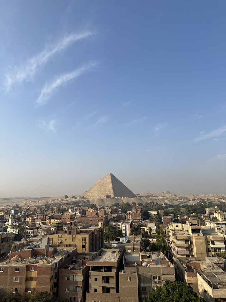 Piramidi d'egitto viste dalla terrazza dell'hotel a giza