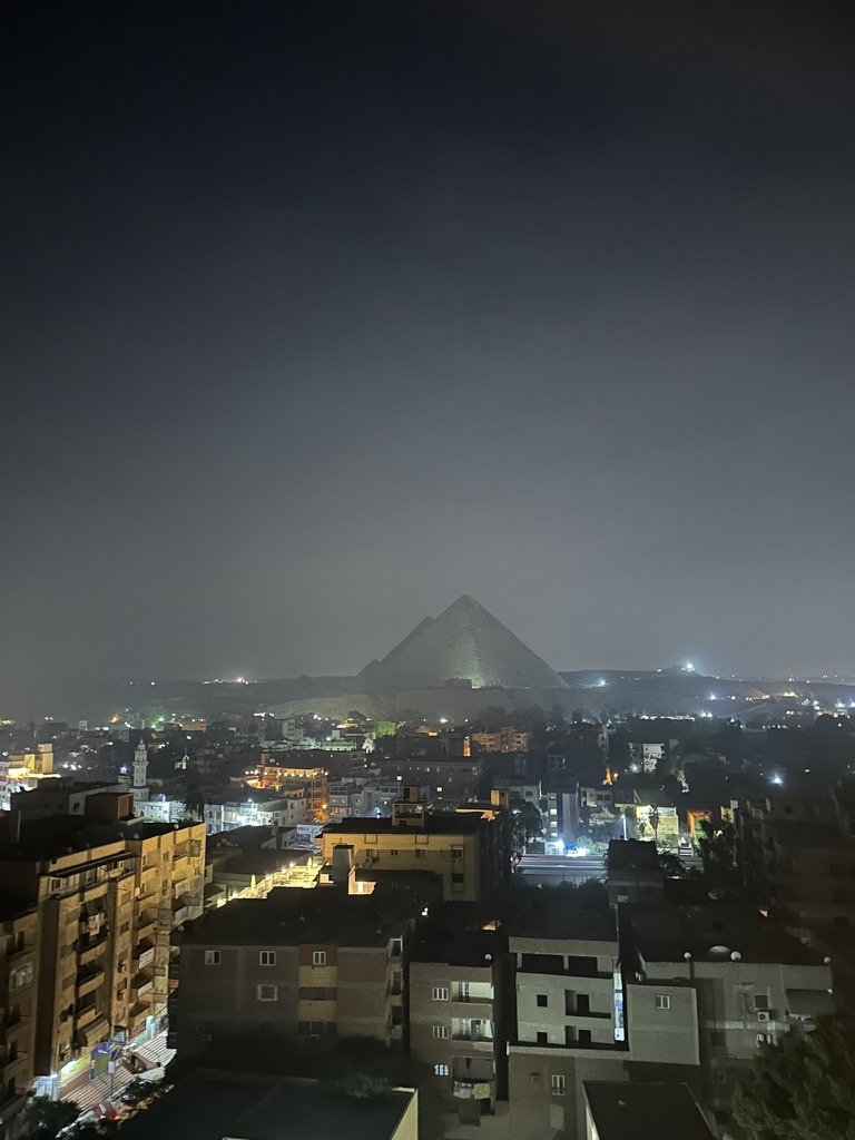 Piramidi illuminate viste da Giza