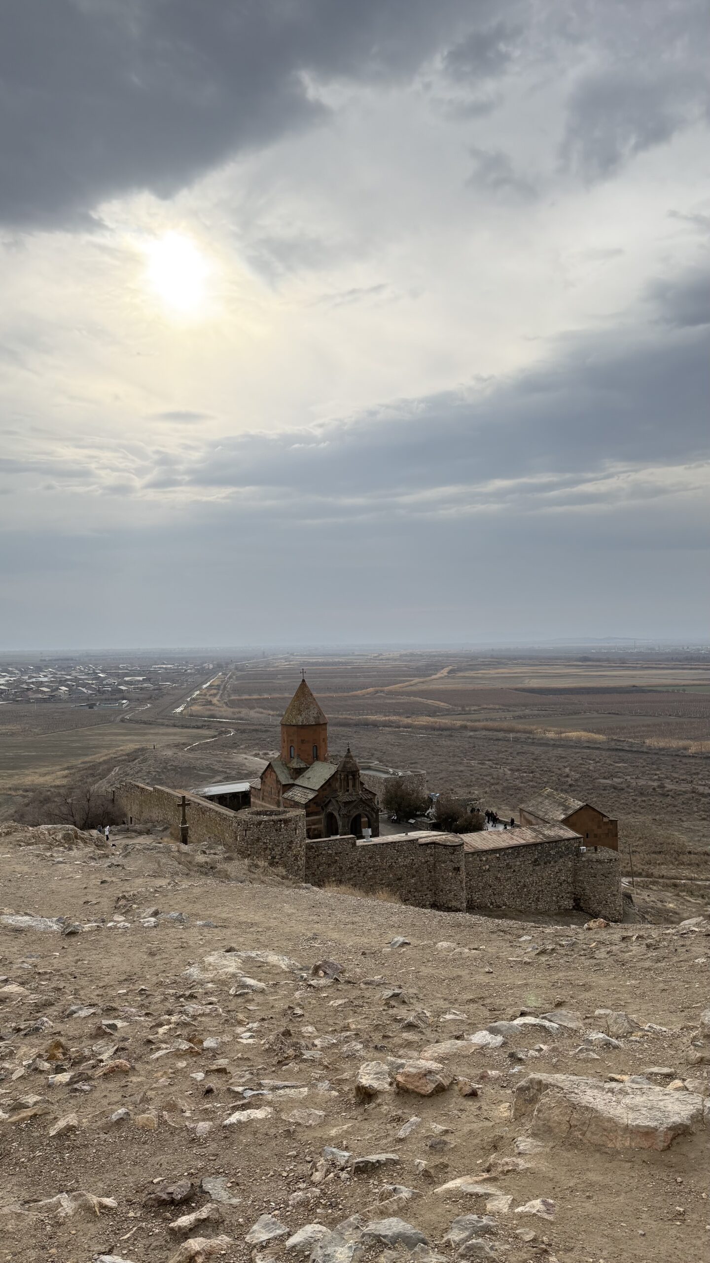 Khor Virap in Armenia durante una giornata nuvolosa