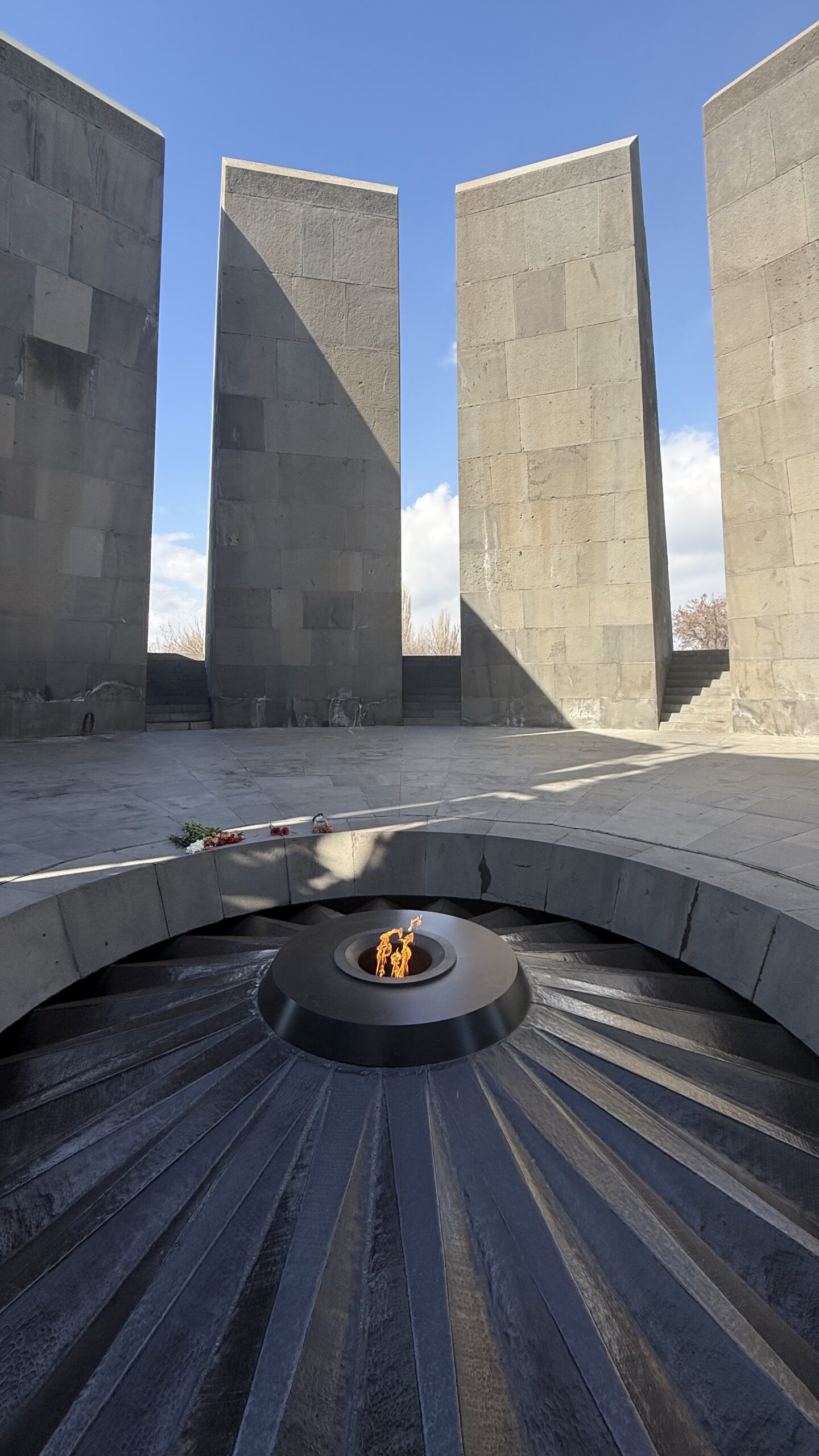 Fiamma del memoriale del genocidio armeno a Yerevan