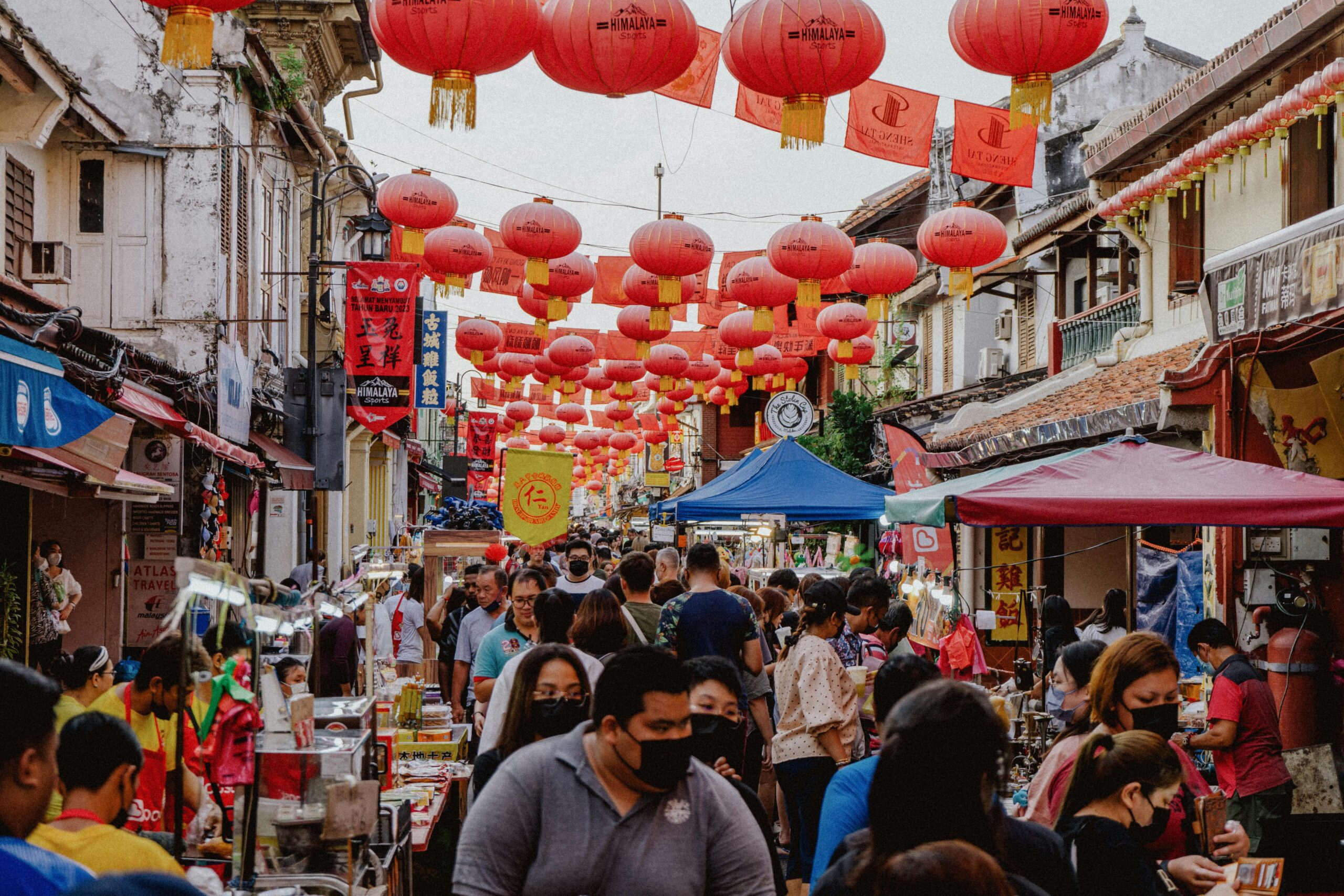 Jonker Street Night Market a Malacca con le lanterne rosse