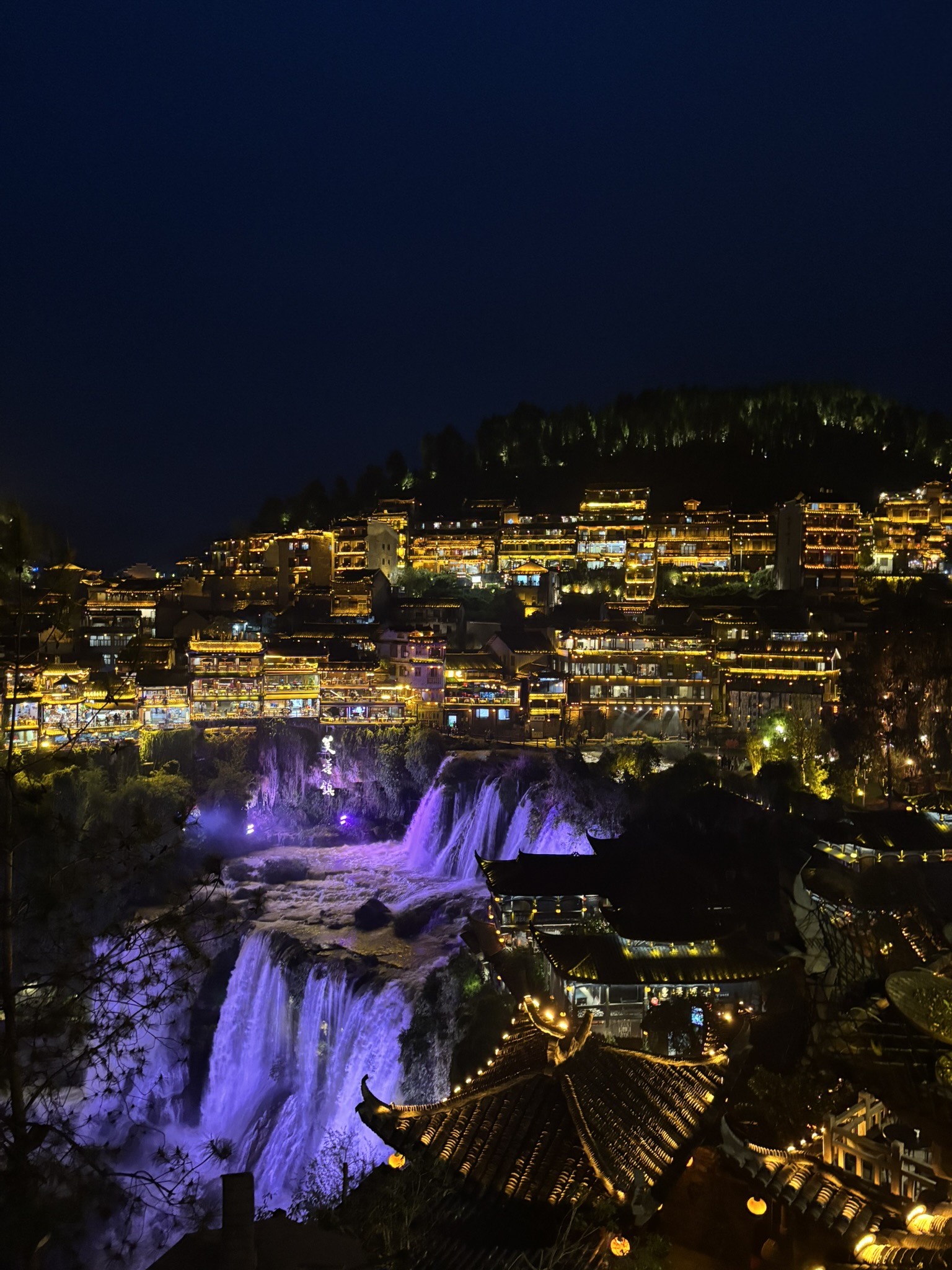 Furong Ancient Town — la cascata attraversa il centro della città