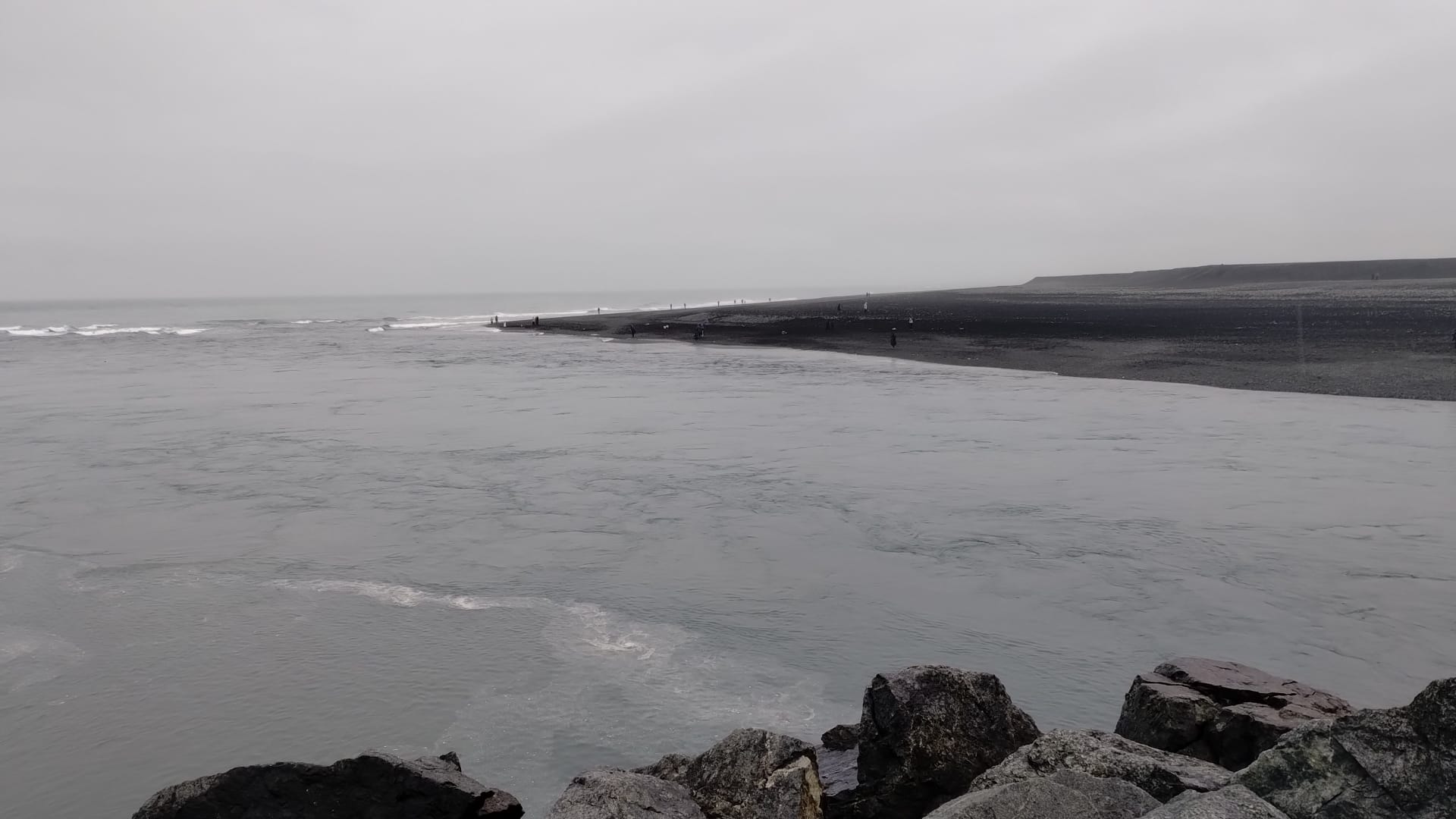 Diamond Beach — frammenti di iceberg sulla sabbia nera