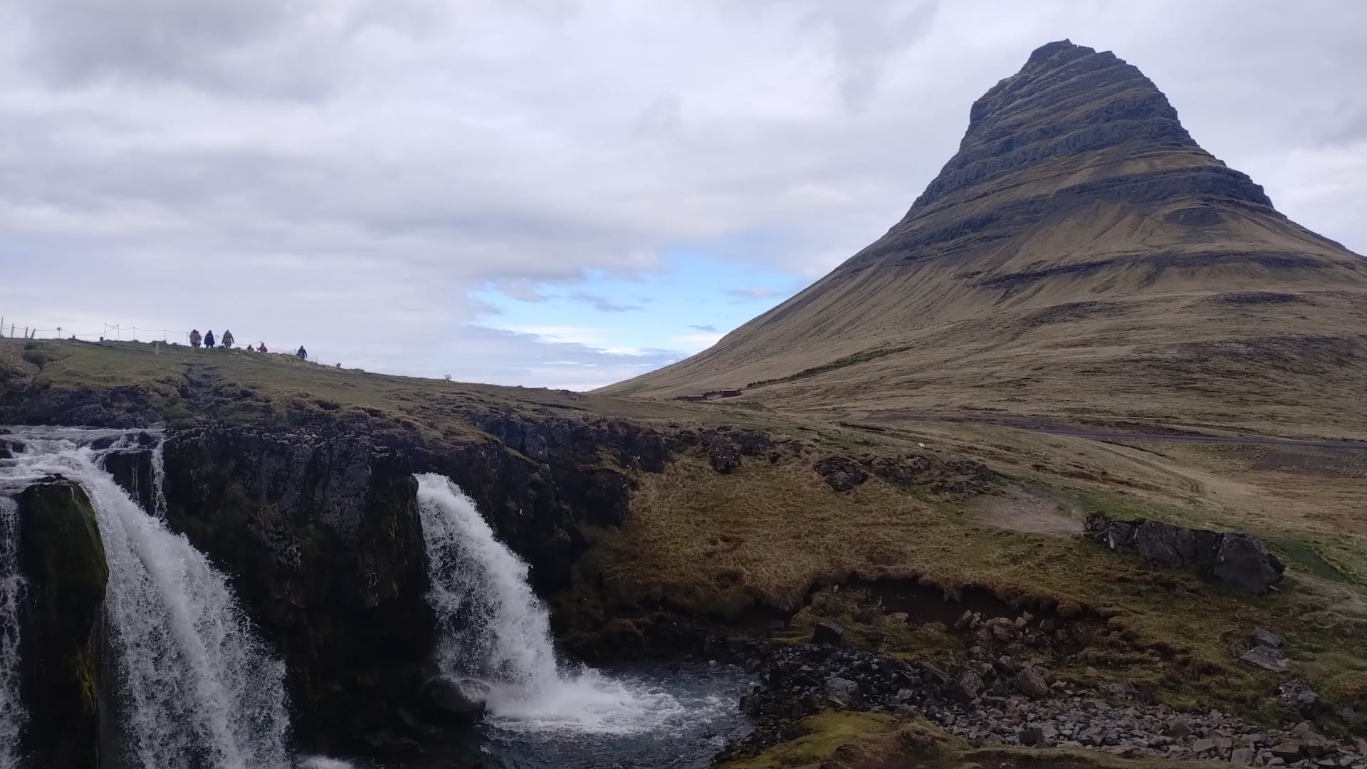 Kirkjufell e la sua cascata — la montagna più fotografata d'Islanda